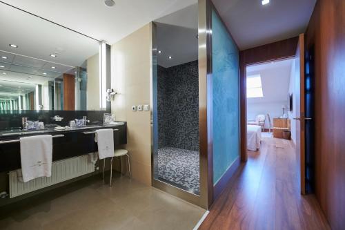 潘普洛纳珍珠大酒店的带淋浴和大镜子的浴室