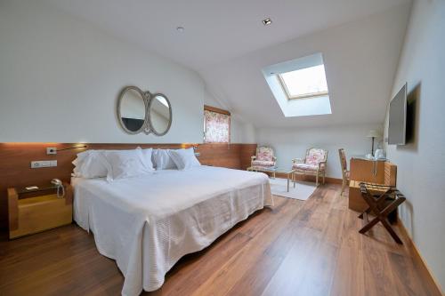 潘普洛纳珍珠大酒店的卧室配有一张白色大床和镜子