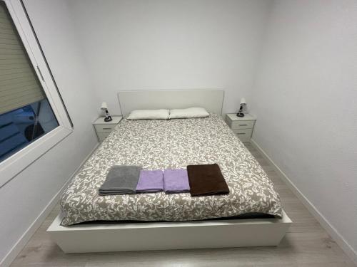 Premia de DaltPrecioso apartamento en Premià de Dalt的一间小卧室,配有带毛巾的床