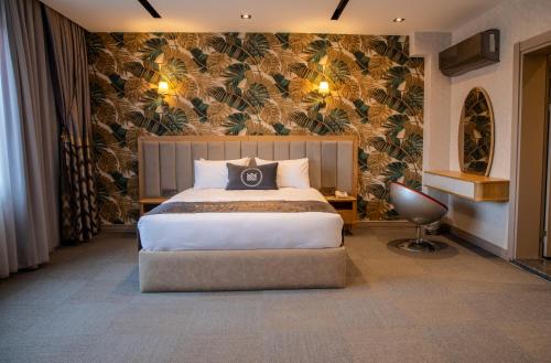 伊斯坦布尔MATEO HOTEL的一间卧室配有一张大床和壁画