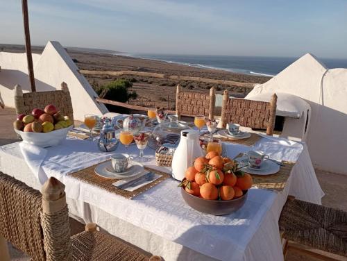 阿加迪尔Riad Ocean Beach Douira的桌子上放着一碗水果的桌子