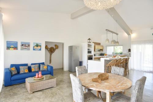 Rodrigues IslandRodrigues Holiday Family Villa Zourit的客厅配有蓝色的沙发和桌子