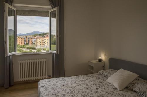 卡斯泰莱门多La Casa dei Racconti的一间卧室设有一张床和一个大窗户