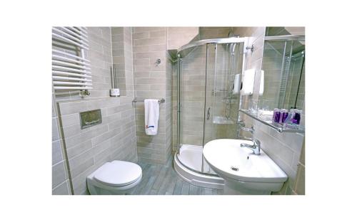 华沙斯洛德米斯切酒店的浴室配有卫生间、盥洗盆和淋浴。