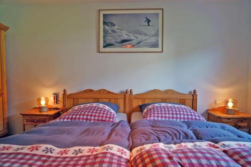 阿亨基希Das Ferienhaus in Achenkirch的一间卧室设有两张床和两个床头柜