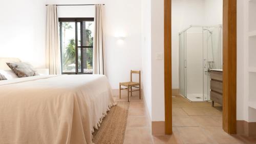 科因Finca La Familia Naranja的一间卧室配有一张床、一个梳妆台和一扇窗户。