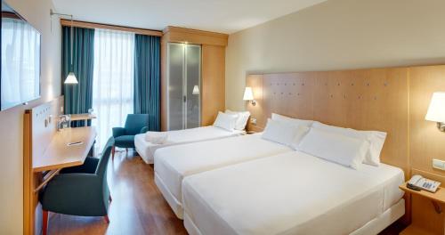 圣胡斯托德斯韦尔恩Sercotel Porta Barcelona的酒店客房配有两张床和一张书桌