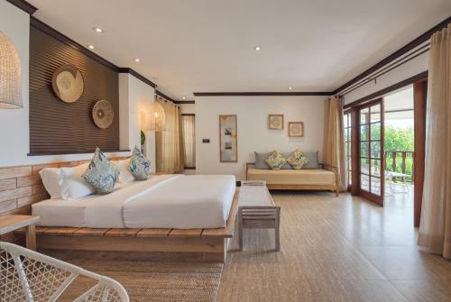 贝圣安那拉奇佩尔酒店的卧室配有一张白色的大床和一张桌子