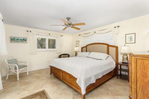 珊瑚角Villa Catalina Isles - Holidays in Paradise的一间卧室配有一张床和吊扇