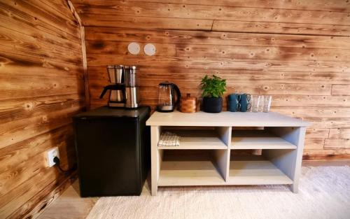 基律纳Cozy Cabin Styled Loft的冰箱顶部带搅拌机的小桌子