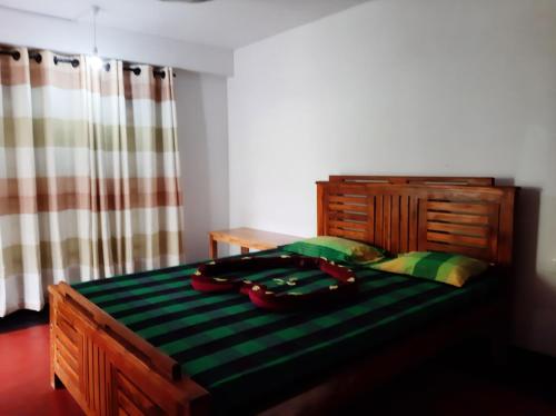 哈伯勒内The Green Heritance - Habarana的一间卧室配有一张带绿色和白色条纹的床