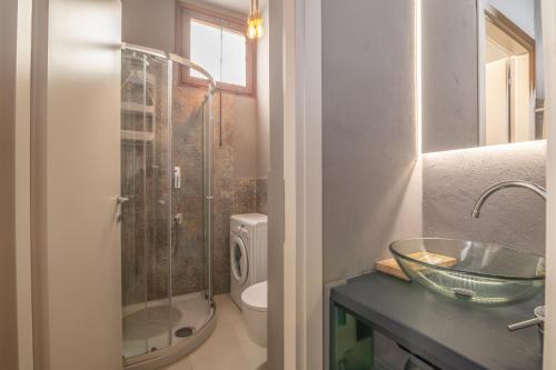 马里纳·迪·波迪斯科White Sand House的带淋浴、盥洗盆和卫生间的浴室
