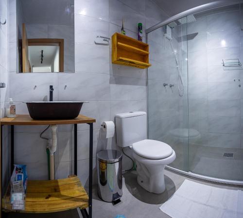 本图贡萨尔维斯WineAP - Pensando em Vinhos的浴室配有卫生间、盥洗盆和淋浴。