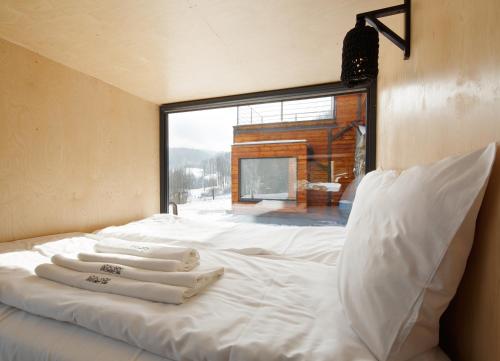 维斯瓦Apartamenty Szuflandia的一张白色的床,上面有三条毛巾