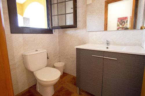 SilsCatalunya Casas Private pool with access to BCN and Costa Brava!的一间带卫生间、水槽和镜子的浴室