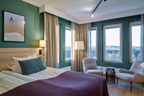 法伦斯堪迪克卢格纳特酒店的酒店客房带一张床、椅子和窗户