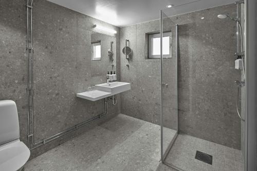 法伦斯堪迪克卢格纳特酒店的一间带水槽和淋浴的浴室