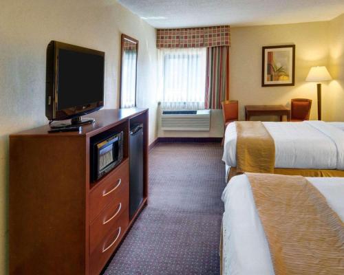 杰赛普Quality Inn Jessup - Columbia South Near Fort Meade的酒店客房设有两张床和一台平面电视。