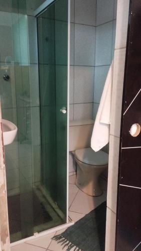 卡拉瓜塔图巴Equilibra Soul的一间带玻璃淋浴和卫生间的浴室