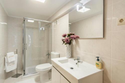 戈韦阿Rustic Getaway in Guarda的浴室配有卫生间、盥洗盆和淋浴。