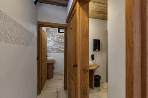 格迪恩赫泰艾蒙酒店的走廊上设有通往浴室的门