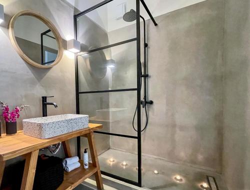 马克里亚罗斯Kynthia Suite - Escape to Seaside Makry Gialos的带淋浴的浴室,配有水槽和镜子