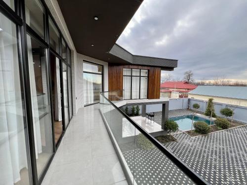 盖贝莱Villa Wolverine的一个带游泳池的别墅的阳台
