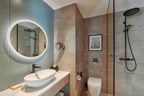 布达佩斯Radisson Hotel Budapest BudaPart的一间带水槽和淋浴的浴室