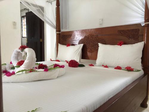 马林迪Petwac Oasis的两张带毛巾和鲜花的床