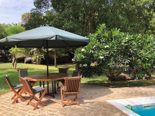 马林迪Petwac Oasis的庭院内桌椅和遮阳伞