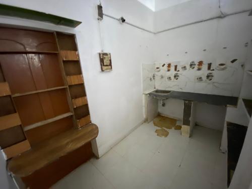 JagdalpurMorla’s villa的一间房间,房间内设有门和一张书桌
