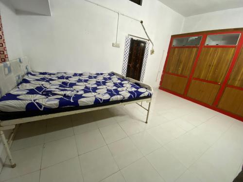 JagdalpurMorla’s villa的一间医院间,配有床和木门