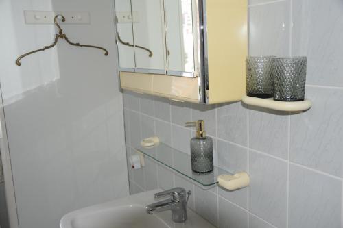 格蒙登奥地利加科尼尔酒店式一室公寓的一间带水槽和镜子的浴室