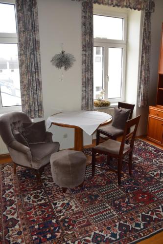 格蒙登奥地利加科尼尔酒店式一室公寓的客厅配有桌椅和地毯。