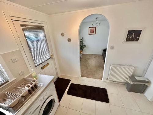 阿丁斯顿Semi-detached 1-Bedroom Chalet的客房内的厨房配有洗衣机