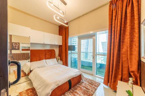 迪拜Royalton - Chic 2BR Marina Pinnacle Apartment with City Views的一间卧室设有一张床和一个大窗户