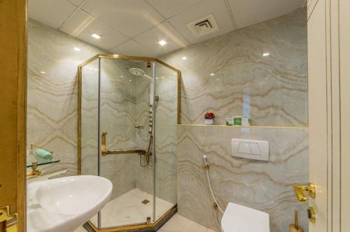 迪拜Royalton - Chic 2BR Marina Pinnacle Apartment with City Views的带淋浴和盥洗盆的浴室