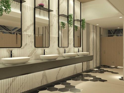 马卡萨Hyatt Place Makassar的浴室里一排四个水槽,有镜子