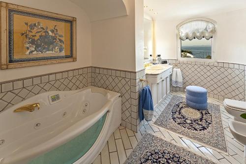 伊斯基亚Excelsior Belvedere Hotel & Spa的带浴缸和盥洗盆的浴室