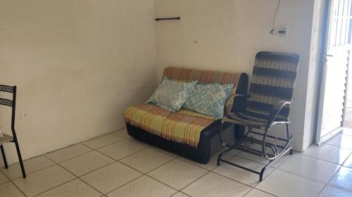贝贝里比Casamar的一张小床和一把椅子
