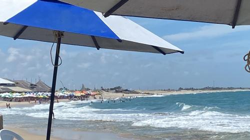 贝贝里比Casamar的蓝白遮阳伞海滩和海洋