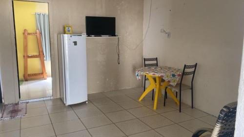 贝贝里比Casamar的厨房配有桌子和白色冰箱。