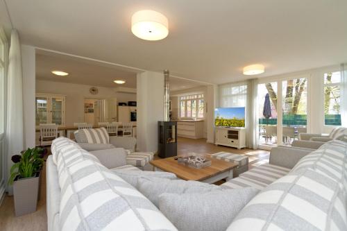 诺伊霍夫Ferienhaus Amelia Cottage的客厅配有白色沙发和电视