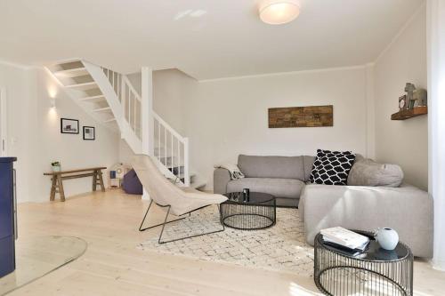 塞林Ferienhaus Hygge Hus的带沙发和楼梯的客厅