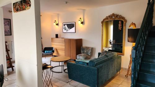 阿卡雄Villa Yollande的客厅配有沙发和桌子