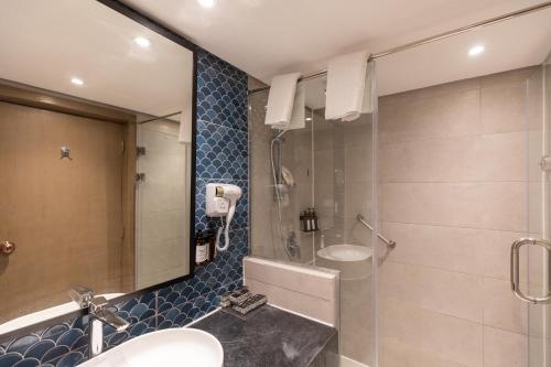 赫尔格达Sunrise Holidays Resort -Adults Only的一间带水槽、卫生间和淋浴的浴室