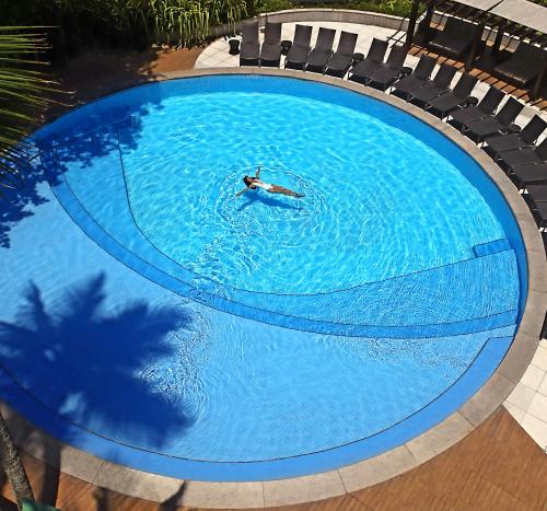 萨尔瓦多巴伊亚威什酒店的在大型游泳池游泳的人