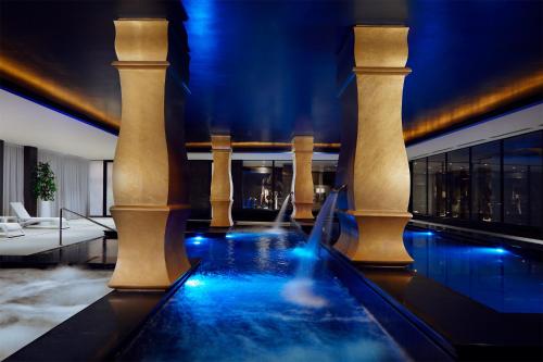 梅尔诺Dune Beach Resort - C的酒店大堂设有一座带柱子的游泳池