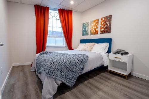 伦敦Victoria's Lookout的一间卧室设有一张床和一个窗口
