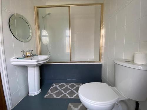 格雷夫森德Evo C - 2 Bed Apartment 2 Min Walk to Station - longer stays available的浴室配有白色卫生间和盥洗盆。